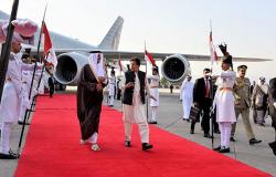 هدية "غير متوقعة" من أمير قطر إلى رئيس وزراء باكستان (فيديو)