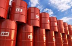 محدث.. النفط يرتفع 2.7% عند التسوية بعد بيانات المخزونات الأمريكية