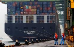 انخفاض التجارة العالمية في أبريل مع المشاحنات بين واشنطن وبكين