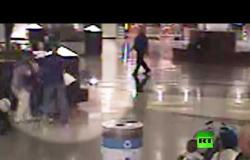 فيديو اختطاف طفل من والديه في مطار أمريكي