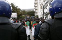وثيقة منتدى الحوار الوطني في الجزائر تطالب بإبعاد رموز النظام السابق قبل الحوار