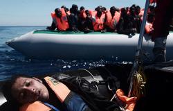 خفر السواحل التونسي ينتشل جثث 14 مهاجرا قبالة سواحلها
