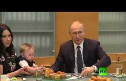 بوتين يحتسي الشاي مع زوجين وأطفالهما التسعة ويطعم صغيرهما