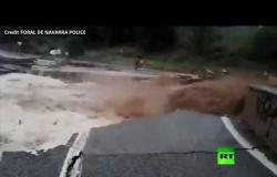 شاهد.. فيضانات عارمة تجرف طريقا في قرية إسبانية