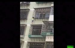 شاهد: قضبان نافذة تنقذ طفلة وتكاد تشنقها