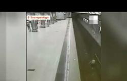 فيديو  يخطف الأنفاس.. طفل ينشغل بهاتفه ويسقط على سكة مترو