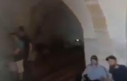 بالفيديو : إسرائيليون يؤدون طقوساً غريبة في البترا واغلاق مقام النبي هارون