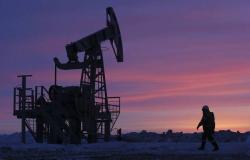 محدث.. خسائر النفط تتجاوز 4.5% عند التسوية بعد بيانات المخزونات