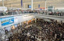 مطار هونج كونج يلغي كافة الرحلات مع استمرار التظاهرات
