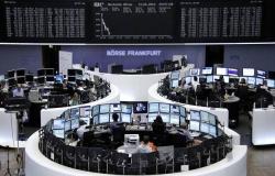 الأسهم الأوروبية تنخفض خلال التعاملات مع الاضطرابات السياسية