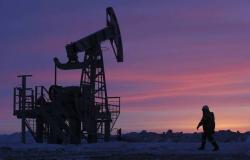 أسعار النفط تتراجع مع مخاوف تباطؤ الطلب
