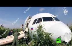 الآثار التي خلفها هبوط طائرة الركاب الروسية الاضطراري في حقل الذرة اليوم