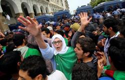 فيديو.. محتجون يقتحمون مقر "لجنة الوساطة الجزائرية" ويرفضون تمثيلها للحراك