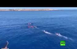 مهاجرون من السفينة العالقة يعبرون سباحة لجزيرة لامبيدوزا