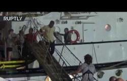 إيطاليا تنزل مهاجري سفينة "أوبن أرمز" في ميناء لامبيدوزا