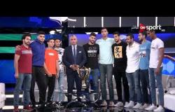 سيف زاهر يلتقط صورة تذكارية مع أبطال العالم وكأس العالم لكرة اليد للناشئين