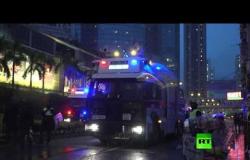 إصابة 15 شرطيا جراء اشتباكات عنيفة مع المحتجين في هونغ كونغ