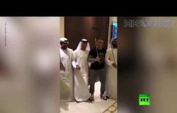 شاهد.. المقاتل الأمريكي بوارييه يرقص مع الإماراتيين حاملا سيفا بيده