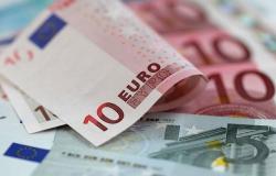 اليورو يتراجع أدنى 1.10 دولار مع ترقب اجتماع المركزي الأوروبي