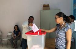 الهيئة العليا للانتخابات التونسية: نسبة المشاركة في الداخل بلغت 45%