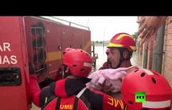 انقاذ رضيع من مبنى حاصرته مياه الفيضانات بإسبانيا