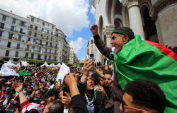 آلاف المتظاهرين الجزائريين يكسرون الحصار المفروض على العاصمة...فيديو