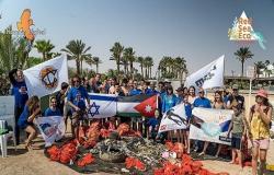 غواصون أردنيون ينظفون خليج ايلات