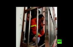 إنقاذ طفل علق رأسه بين قضبان شرفة حديدية وتدلى على ارتفاع 4 طوابق