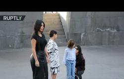 شاهد.. كيم كارداشيان تجذب معجبيها أثناء زيارة نصب تذكاري لـ ضحايا إبادة الأرمن