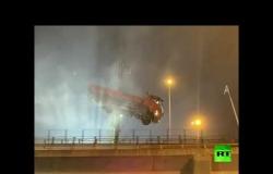 لحظة انهيار جسر على طريق مزدحمة بالسيارات في الصين