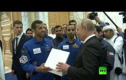 رائد الفضاء الإماراتي يتحدث الروسية مع بوتين ويمنحه هدية