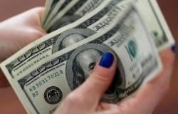 "يو.بي.إس": الدولار الأمريكي سيظل على عرش العملات العالمية