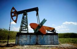 هبوط أسعار النفط 1% قبيل بيانات المخزونات الأمريكية