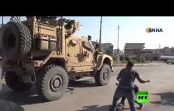 شاهد.. أكراد سوريون في القامشلي يقذفون قافلة أمريكية منسحبة إلى العراق بالحجارة