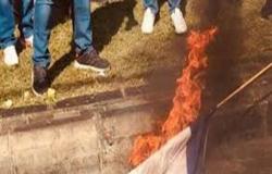 بالفيديو : محتجون في لبنان يحرقون العلم الإسرائيلي