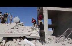 بالفيديو : مقتل مدنيين بغارات الأسد وروسيا المستمرة بأرياف حلب وإدلب