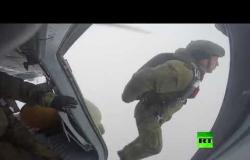 مقاتلو القوات الخاصة الروسية يظهرون قدراتهم الفائقة في مسابقة للقفز بالمظلات