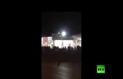 محتجون إيرانيون يضرمون النار بمحطة وقود في مدينة سيرجان