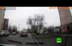 لحظة سقوط امرأة من سيارة مسرعة في فلاديمير الروسية