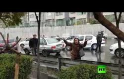 إيران.. محتجون يشلون حركة السير في طهران بأسلوب مبتكر