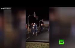 رجال شرطة يشاركون شبانا في لعب كرة السلة