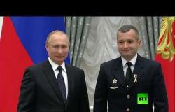بوتين يقلد طاقم طائرة روسية وسام "بطل روسيا" للهبوط "المعجزة"