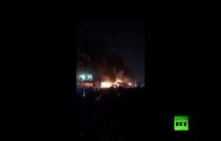 محتجون عراقيون يحرقون مبنى القنصلية الإيرانية في النجف