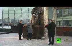 بوتين يفتتح نصب الكاتب الروسي دانييل غرانين في بطرسبورغ