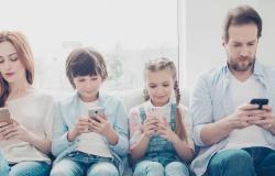 واحد من كل أربعة أطفال مدمن على الهواتف الذكية