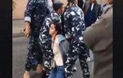 بالفيديو- إشكال بين شابة وعنصر من قوى الأمن في لبنان