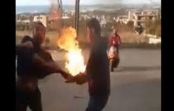 شاهد.. متظاهر لبناني يحاول حرق نفسه في ساحة رياض الصلح