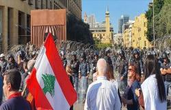 لبنان.. إصابة 40 محتجًا بطرابلس وإغلاق طرق في بيروت