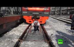 شاهد.. روسي يجر قطارا يزن 200 طن