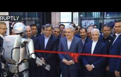 روبوت يرحب بزوار معرض للمعدات والمواد المخبرية في طهران